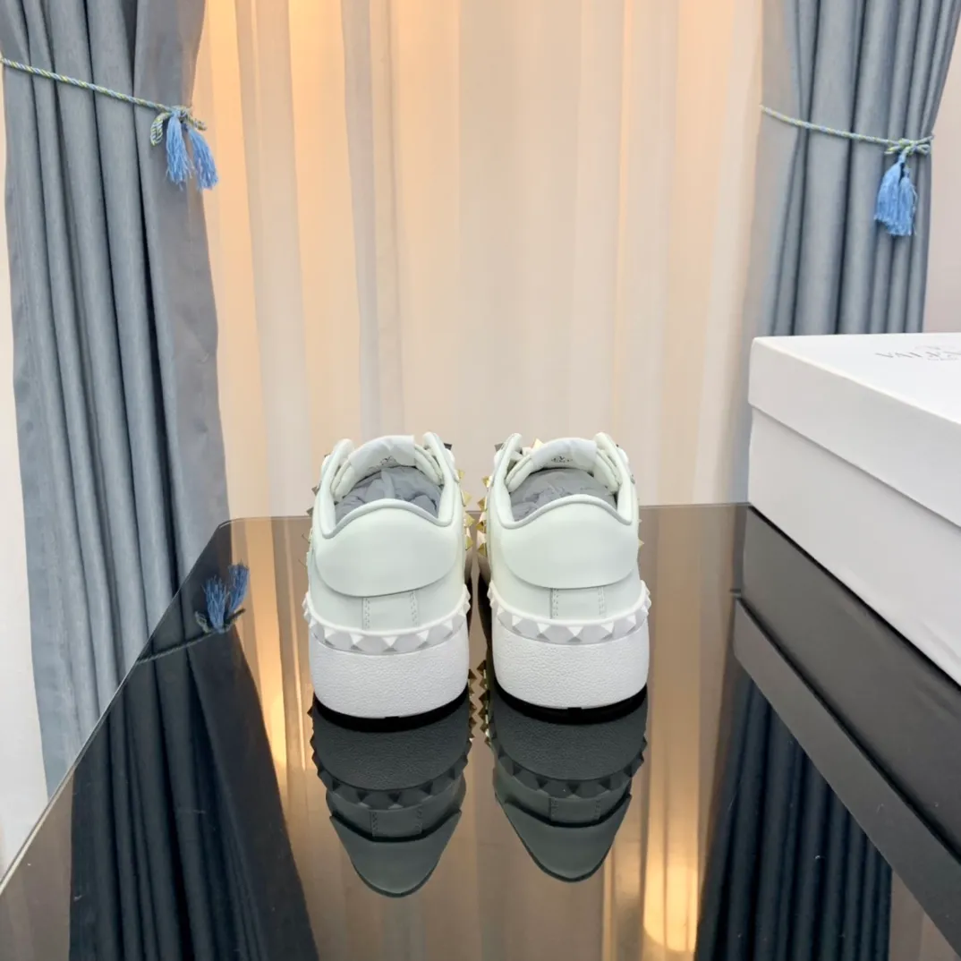 👟👟Ex-factory price 480👟👟 VALENTINO Valentino sneakers 21ss new letter sneakers white shoes lace-up sneakers Zhang Yixing's same rivet lace-up casual shoes sneakers The highest version on the market! All details are consistent with the original version. Buy the original 1:1 replica. Material: original imported pebbled cowhide with VT original webbing and 3D printed color pattern. Inner lining: imported cowhide lining and cowhide foot pads. Outsole: exclusive molded TPU wear-resistant outsole. Strap: with rubber texture VLTN LOGO. Insole: authentic rubber insole. Original packaging box and full set of original packaging. Size: 35-40 ( 41🉑️No return or exchange for customization) 38-44 (45🉑️No return or exchange for customization)